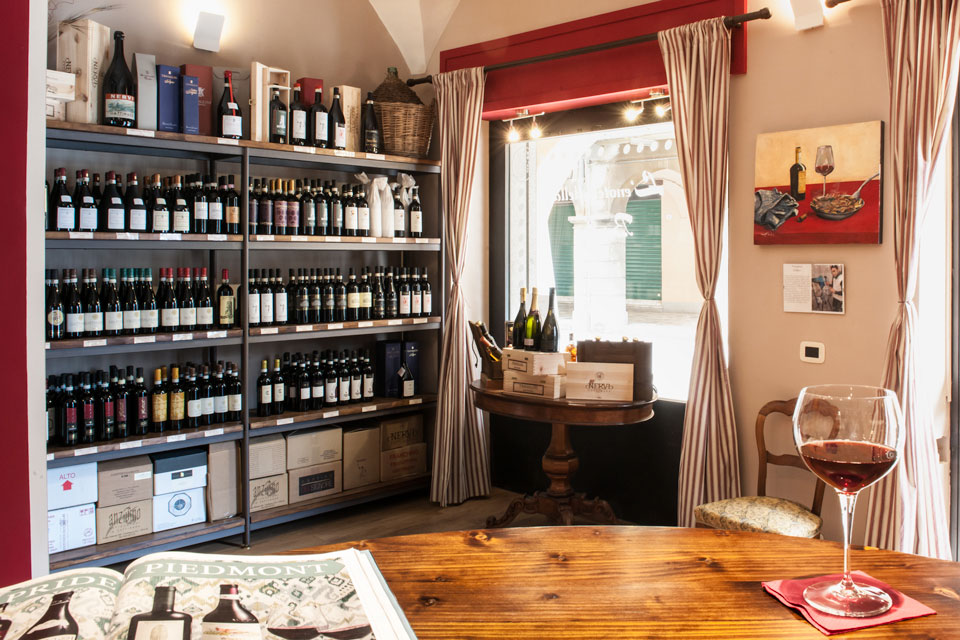 interno dell'enoteca della Brioska con esposizione