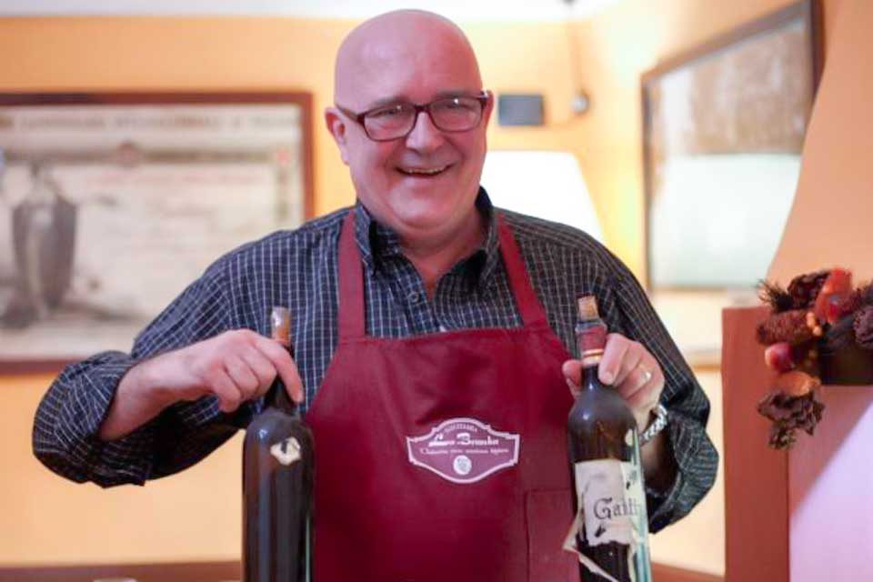 Tino, uno dei titolari de La Brioska osteria enoteca alto piemonte